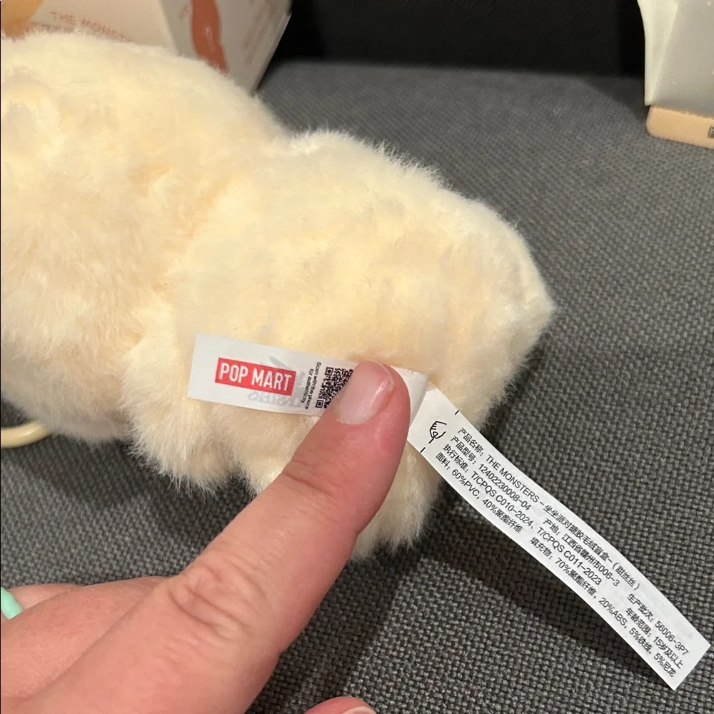 Labubu Have A Seat Sisi - Picture 5 of 7